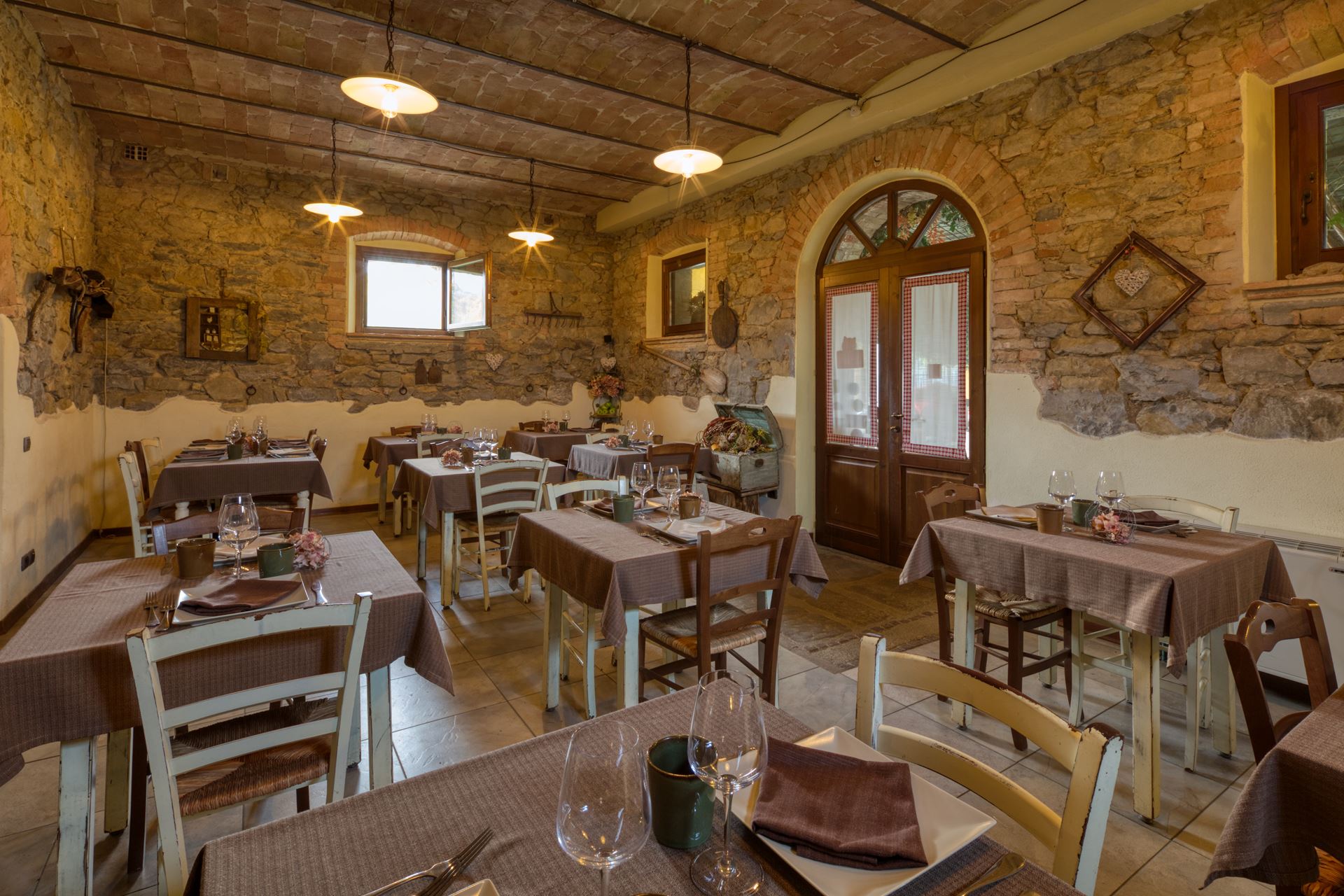 la casa di campagna di mara sciarma, a Magione, Umbira, vicino al lago Trasimeno. Ristorante e Bed & Breakfast
