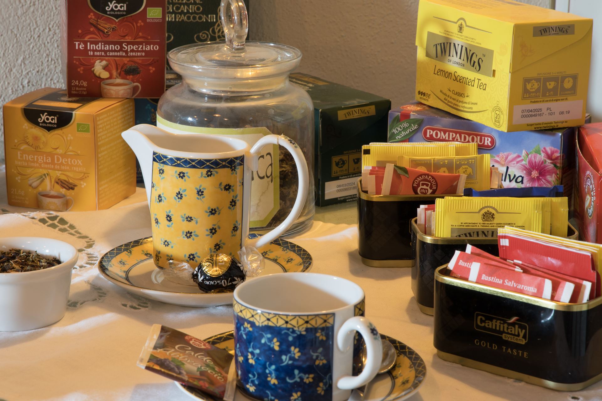 le tisane e il tè sono bevande versatili e piacevoli che offrono una vasta gamma di benefici per la salute, oltre a una varietà di sapori per soddisfare le preferenze di ognuno.