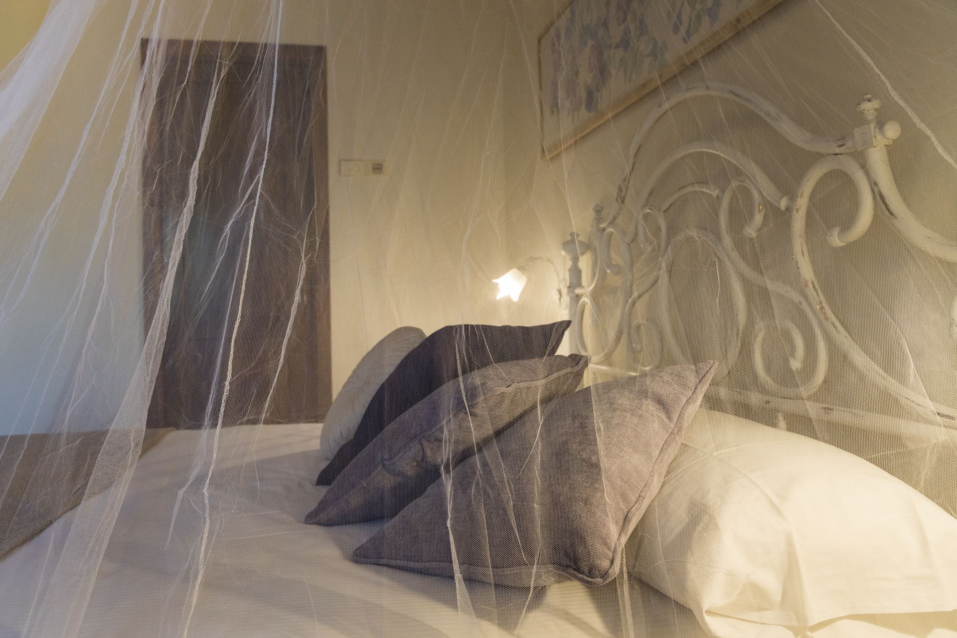 La camera romantica si sviluppa in un unico ambiente, accogliente e ben illuminato dalla finestra con vista sul rigoglioso orto.