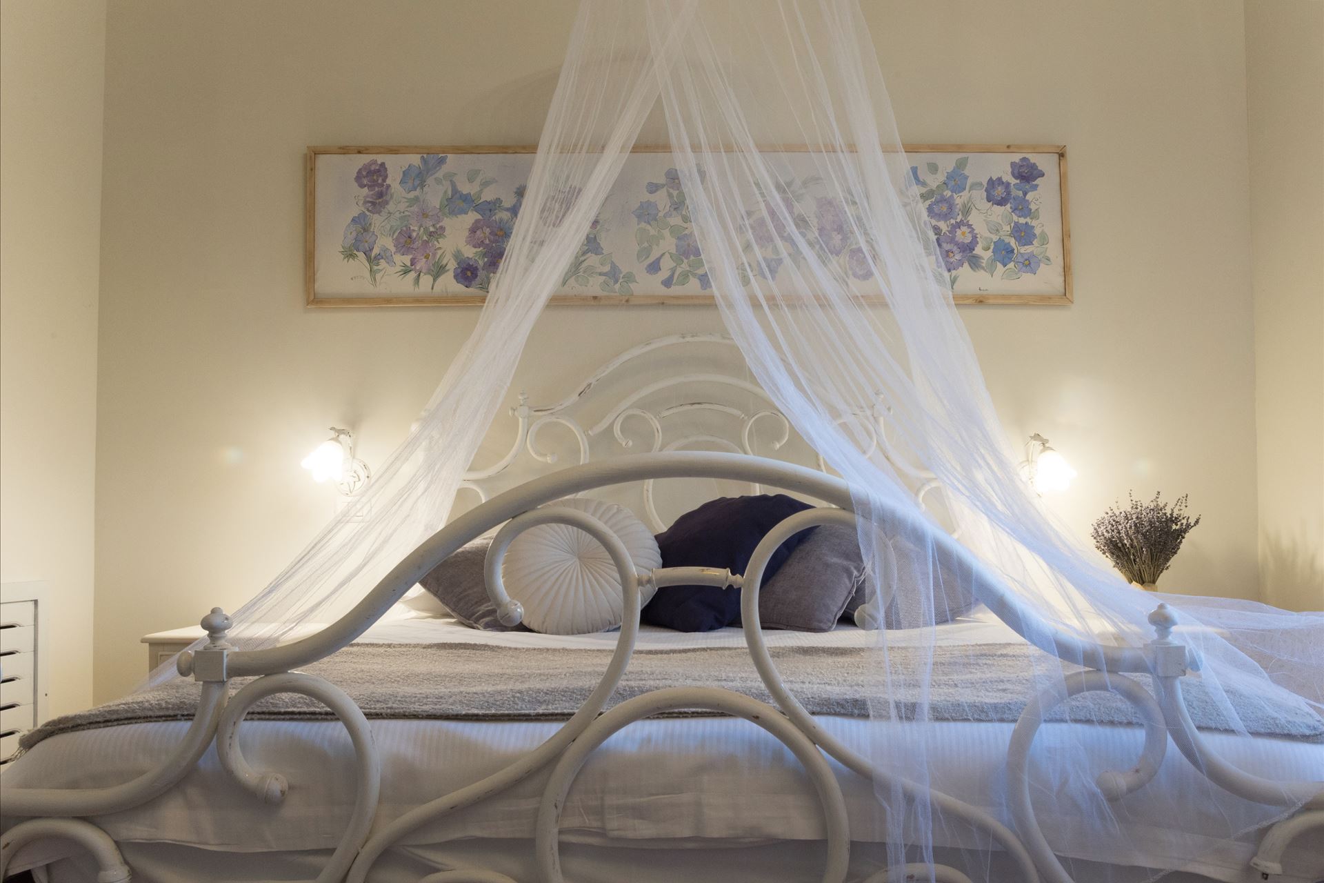 La camera romantica si sviluppa in un unico ambiente, accogliente e ben illuminato dalla finestra con vista sul rigoglioso orto.