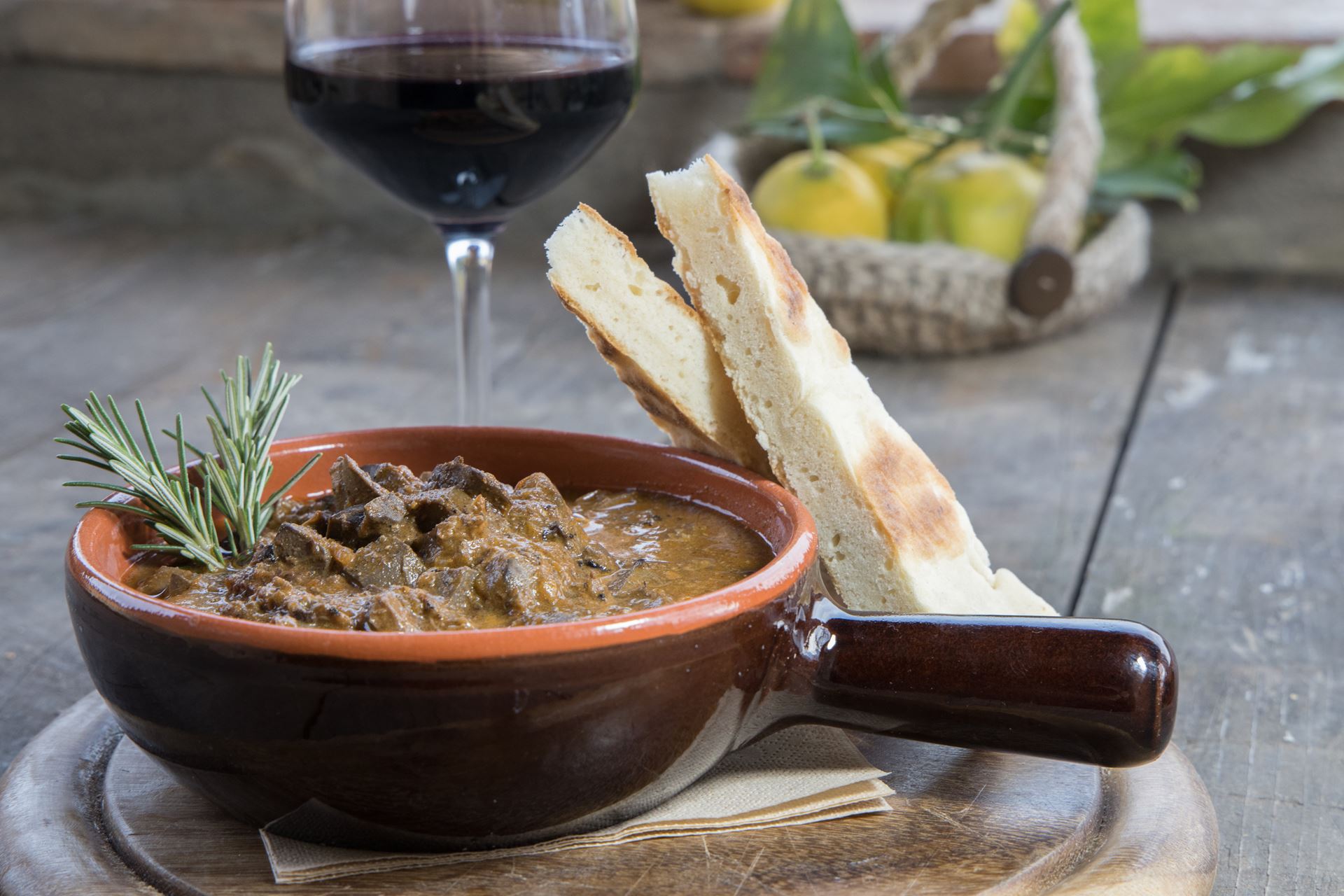 i piatti della cucina contadina con stile della casa di campagna a Magione, vicino al Lago Trasimeno