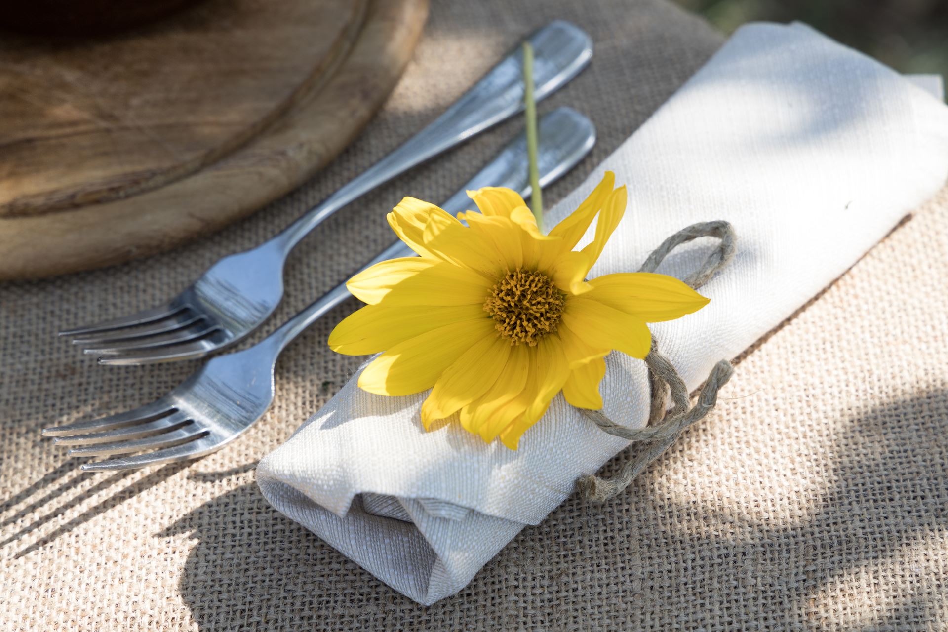 allestimento country per matrimonio in campagna e uso piscina per gli invitati