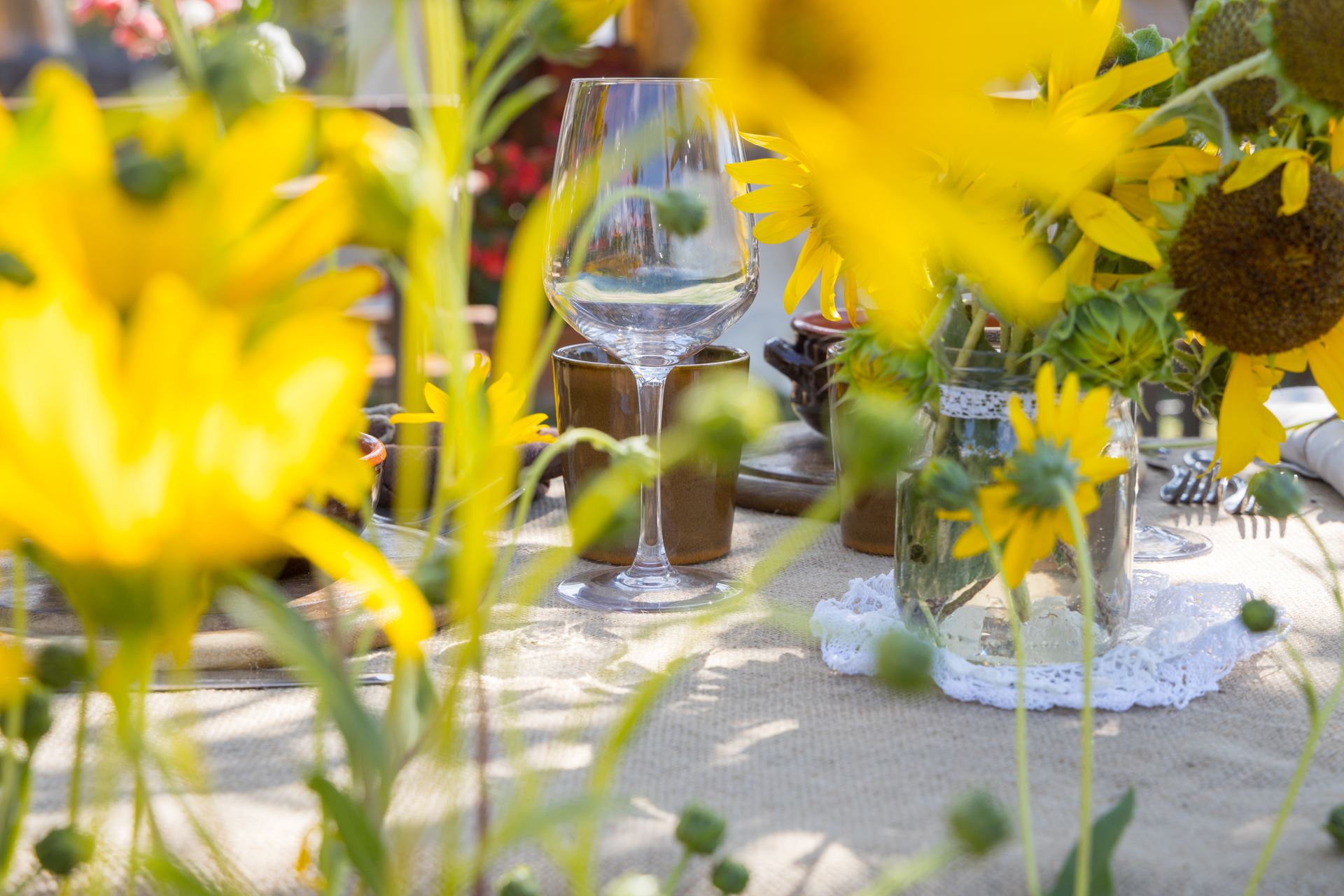 allestimento country per matrimonio in campagna e uso piscina per gli invitati