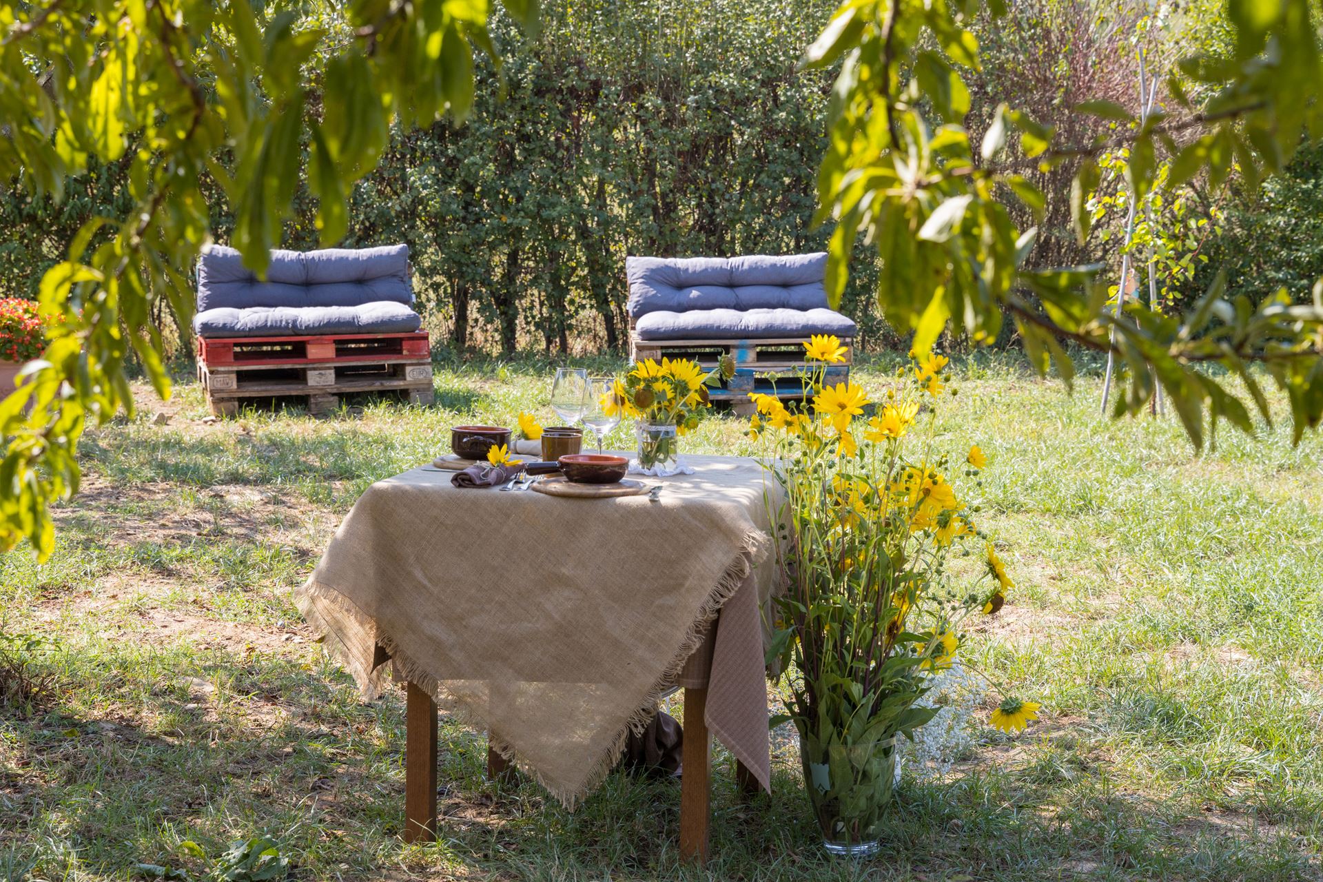 allestimento country per matrimonio in campagna e uso piscina per gli invitati